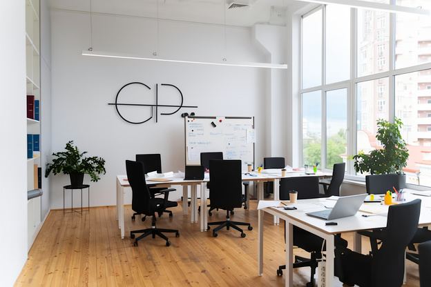 Oficinas Grupo Paladín: espacio abierto con logo corporativo y luz natural